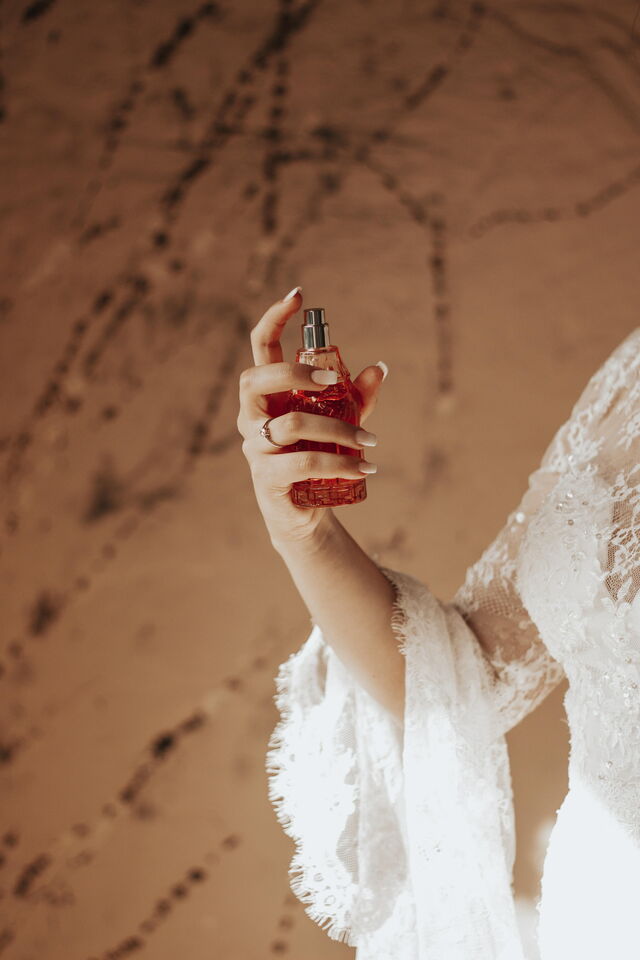Vaporiser du parfum