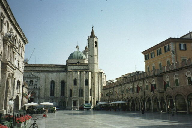 Piazza del Popolo dans la ville d'Ascoli Piceno