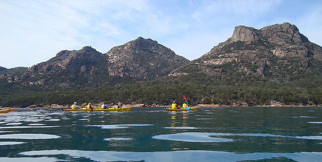 Le kayak de mer autour de la côte