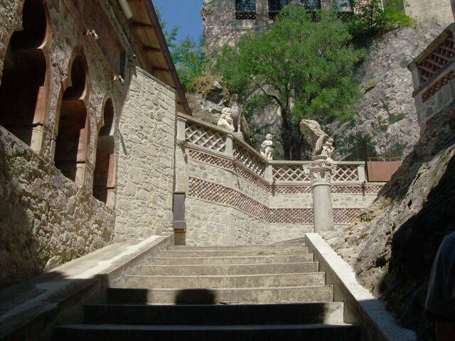 Rochetta Mattei, escaliers