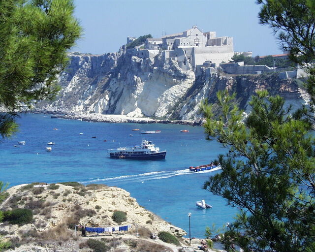 Vue sur l'île de San Nicola