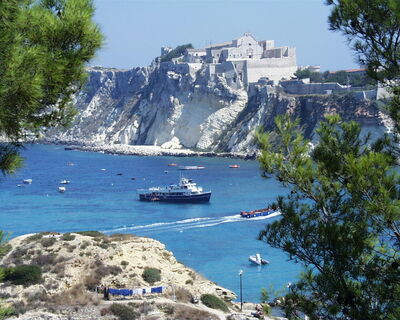 Vue sur l'île de San Nicola