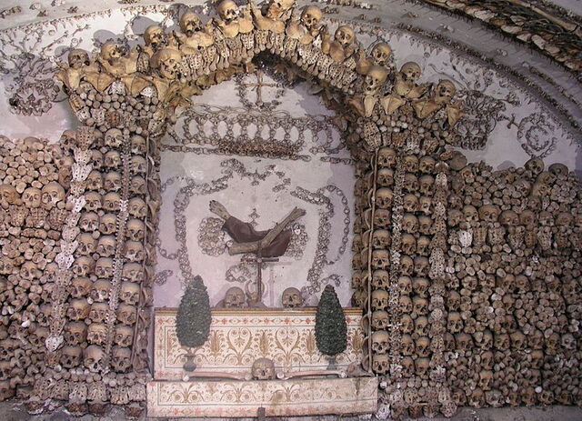 Des crânes dans la Crypte des Capucins à Rome
