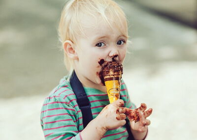Enfant mangeant de la glace au chocolat