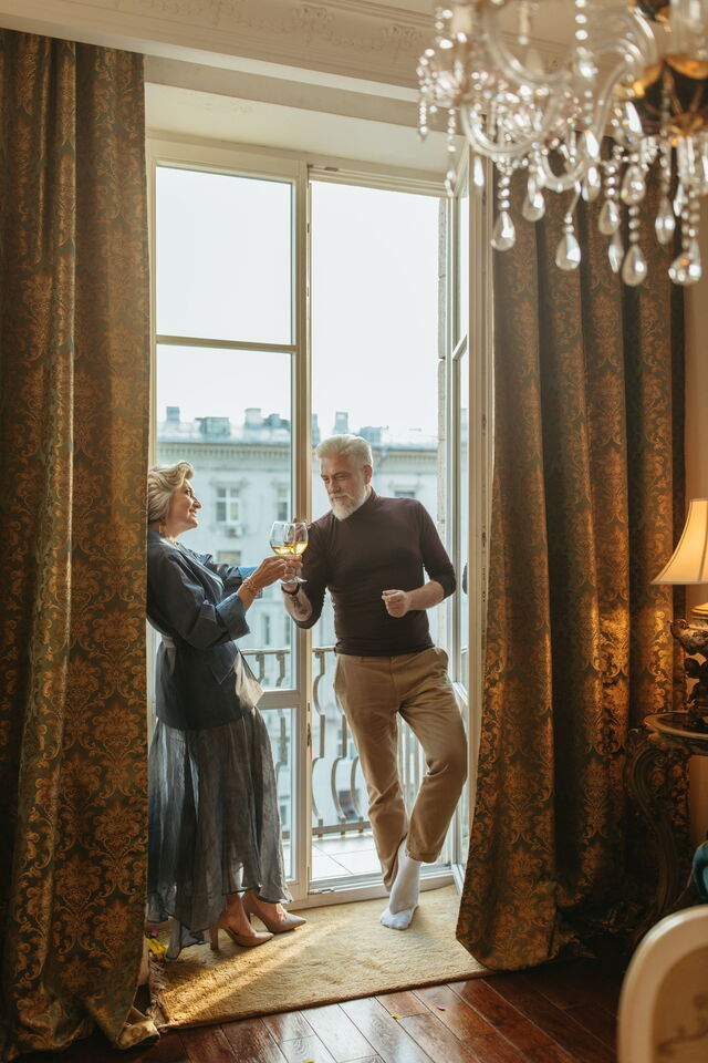Un couple buvant du vin