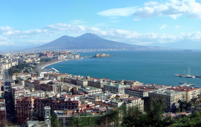 La ville côtière de Naples