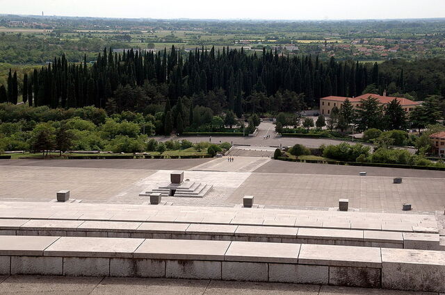 Vue depuis le sommet du cimetière militaire de Redipuglia