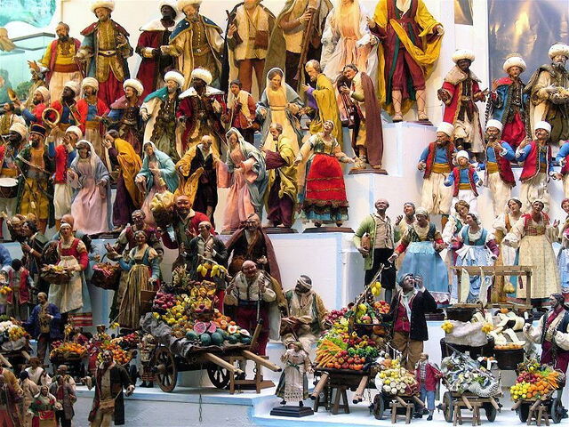 Les personnages de la scène de la nativité sur la Via San Gregorio Armeno