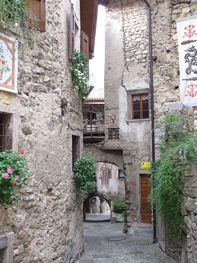 Une petite rue étroite dans le village