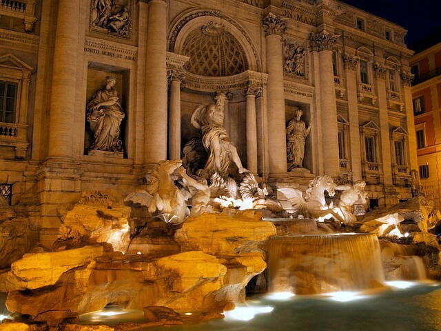 La fontaine de Trevi illuminée