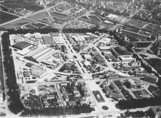 Vue sur la place de la foire à Milan dans les années 20