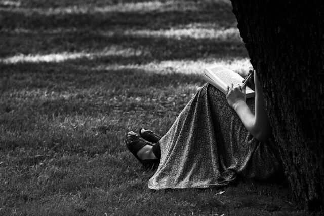 Femme lisant sur le terrain de la Villa Borghese