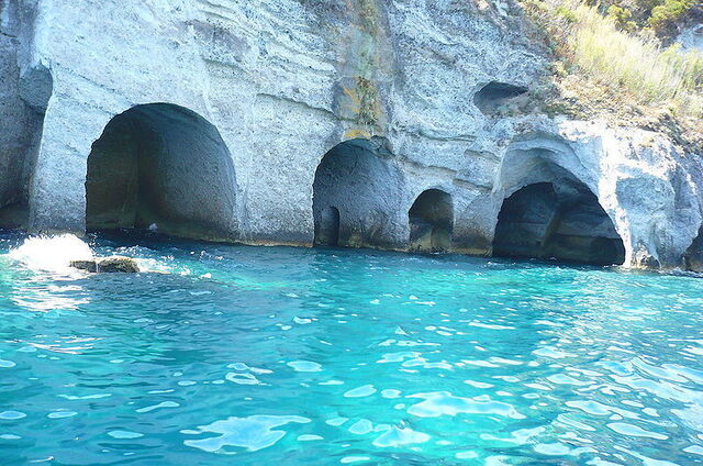 Grottes creusées parsemées le long de la côte île de Ponza