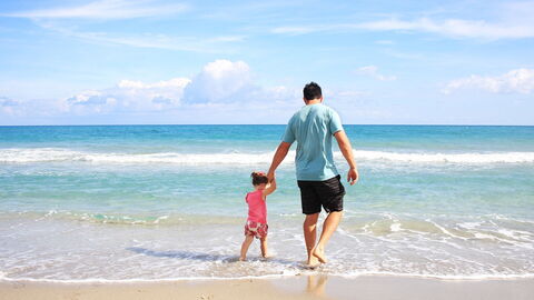 Père et fille sur une plage