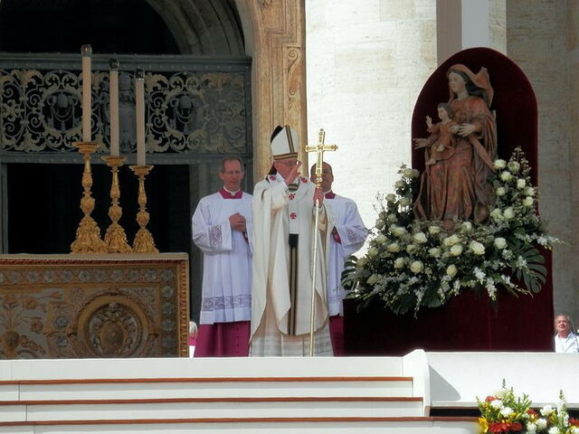 Pape Francis faisant la messe