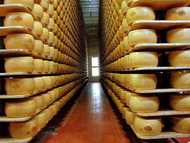 Une salle de stockage, Parmigiano Reggiano