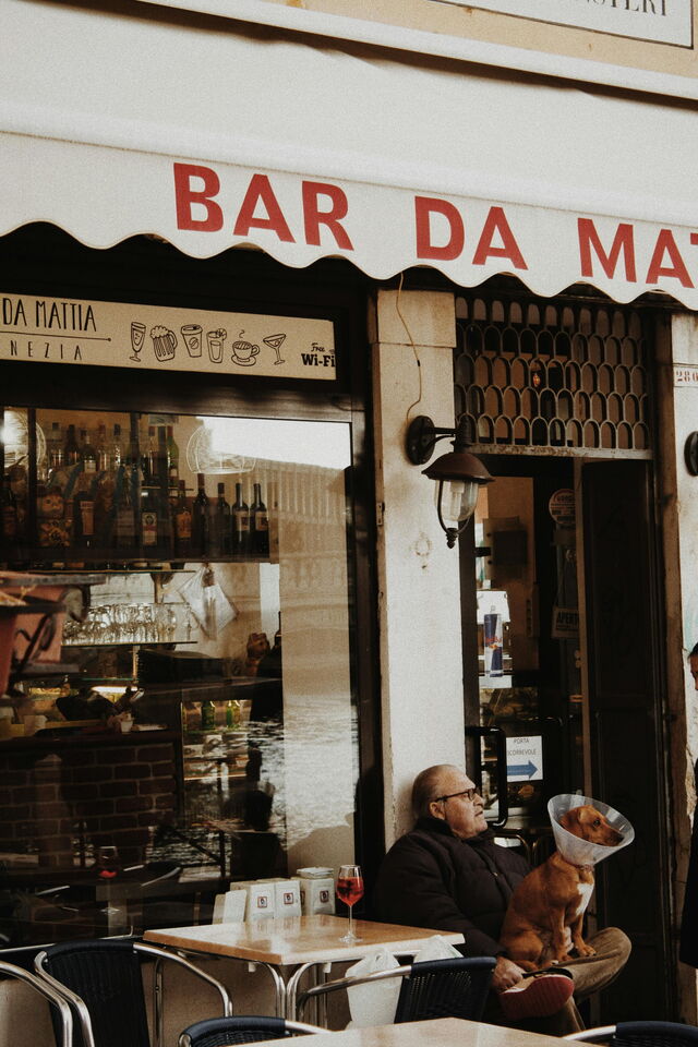 Manger à l'extérieur d'un restaurant avec un chien