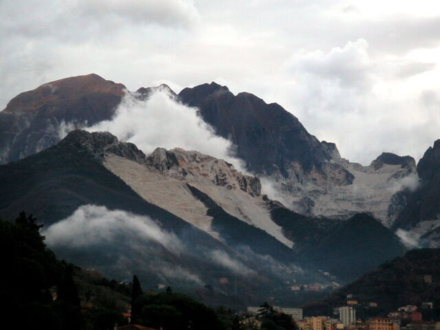 Carrara avec Monte Sagro en arrière-plan