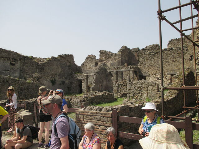 Des touristes à Pompeii