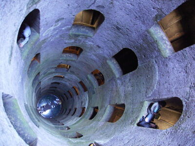 Vers le haut du Puits de St Patrick