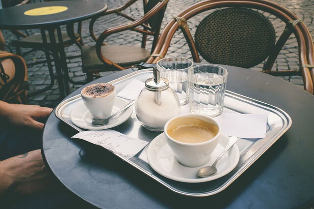 Prendre un café à Rome
