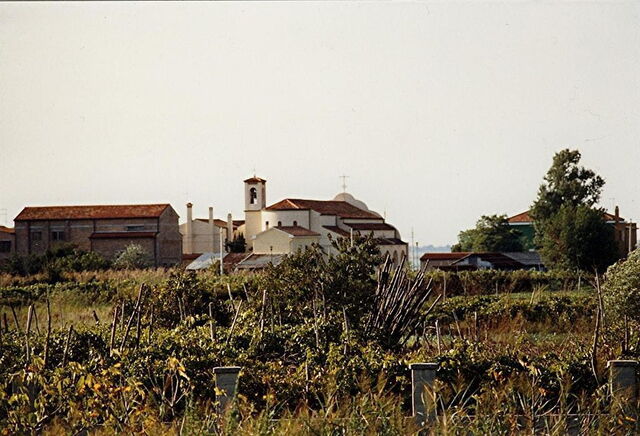 Une église et les jardins sur l'île de San Erasmo
