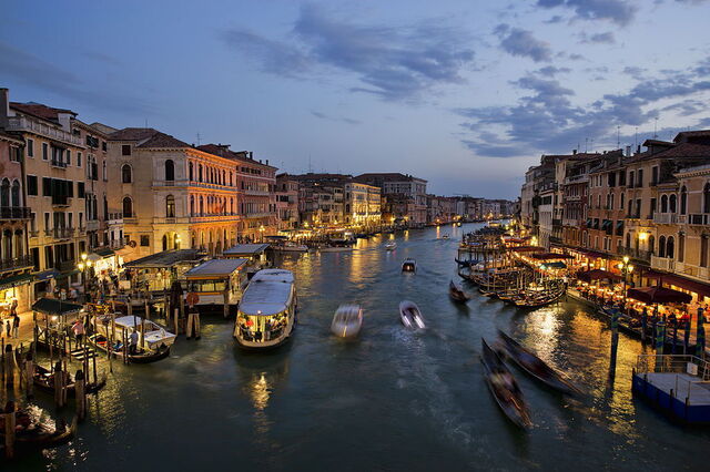 Le Grand Canal de Venise, vu de nuit