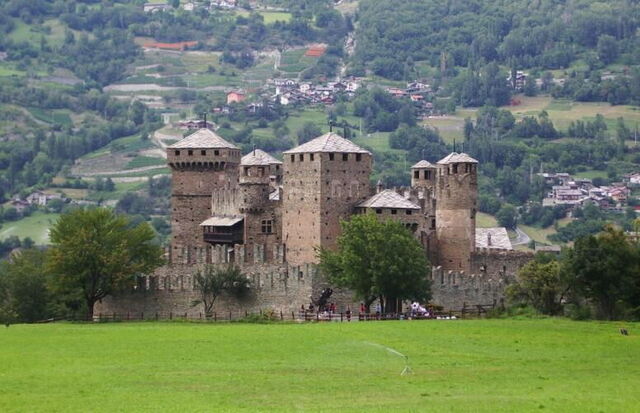 Le château de Fénis et ses alentours