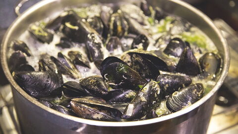 Une marmite de soupe aux moules