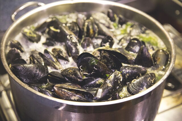 Une marmite de soupe aux moules