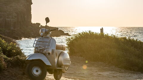 Un scooter au bord de la mer en Italie