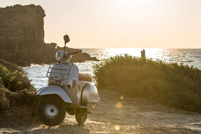 Un scooter au bord de la mer en Italie