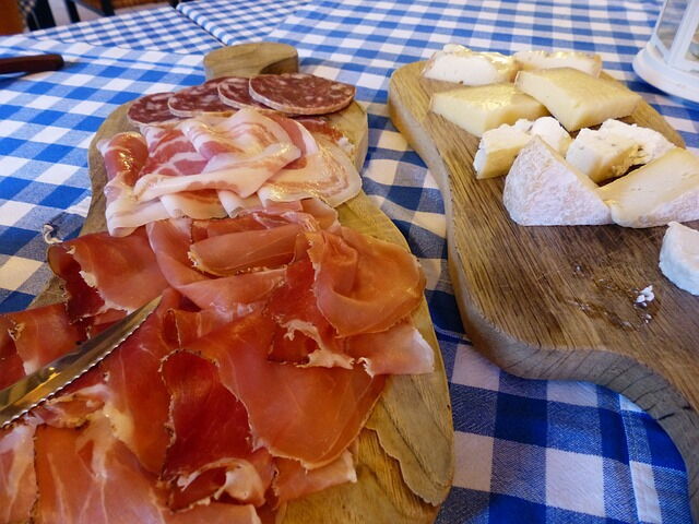 Sélection de viandes salées et fromages