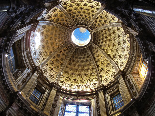Le superbe dôme vu de l'intérieur à la cathédrale de Sienne