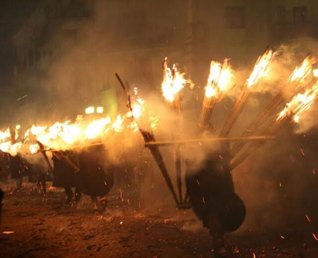 Le défilé de feu au festival Ndocciata