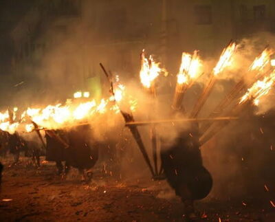 Le défilé de feu au festival Ndocciata
