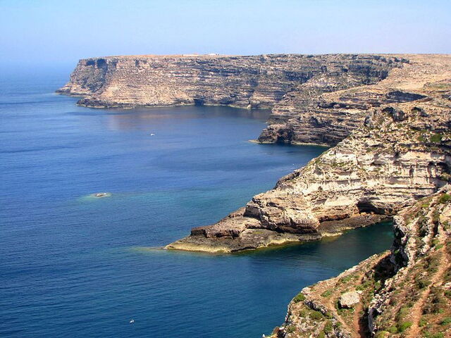 Vue sur la côte au Nord de Lampedusa