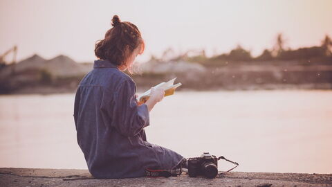 lecture au coucher du soleil