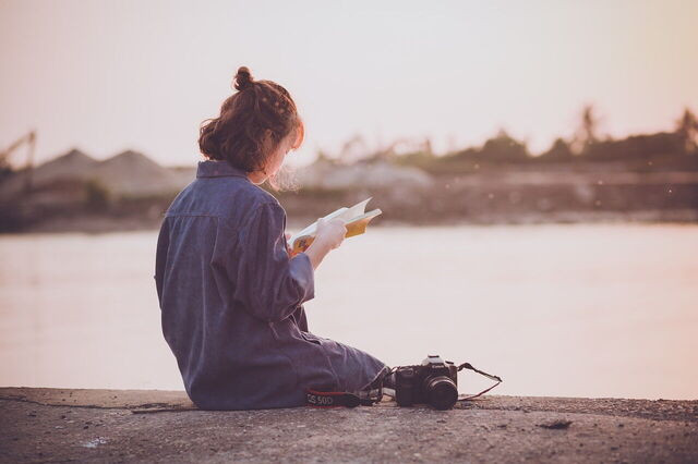 lecture au coucher du soleil