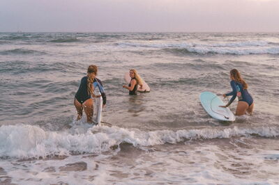 Un groupe de femmes surfant