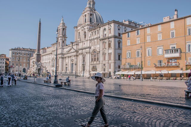femme à Rome