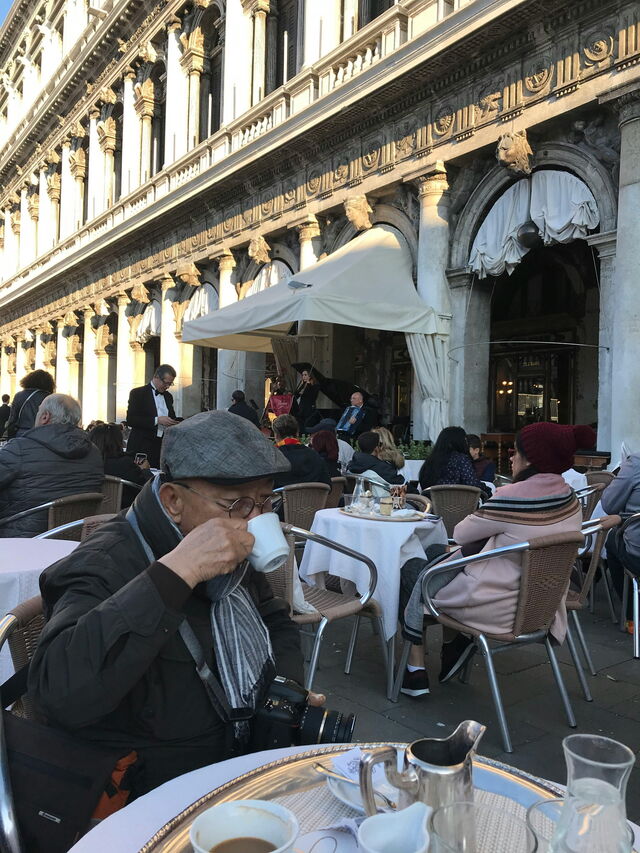 Un homme savourant un café en Italie