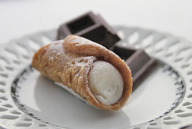 Le biscuit et le fromage dessert sucré appelé "siciliano Cannolo"