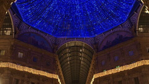 Galerie à Milan avec des lumières de Noël