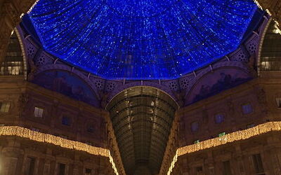 Galerie à Milan avec des lumières de Noël