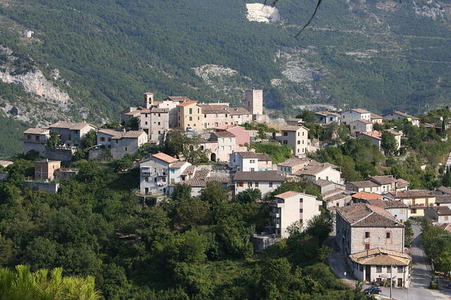 Vue sur la ville de Genga