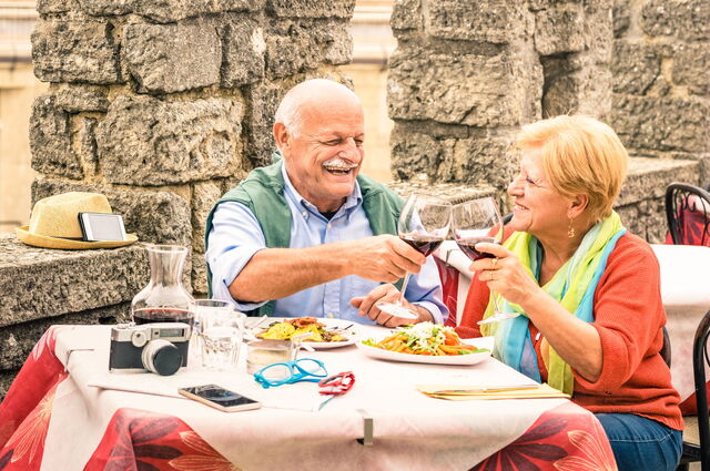 Un couple dînant en Italie