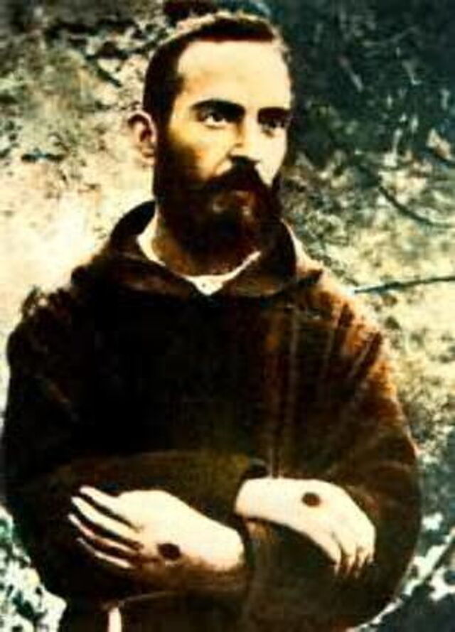 Un jeune Padre Pio avec ses stigmates
