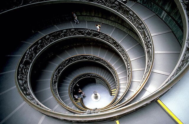 Un escalier en colimaçon dans le musée du Vatican