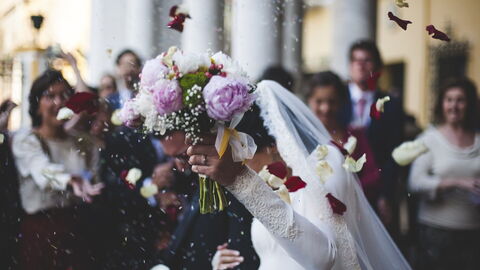 Couple quittant une cérémonie de mariage